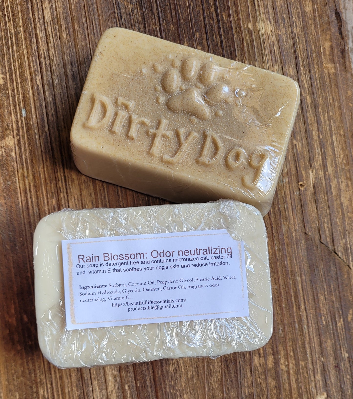 Dog Soap Odor-Neutralizing Bar Soap for dogs, designed for pets with active lifestyles. Made with natural, ingredients, this soap effectively eliminates tough odors while gently cleansing and nourishing your dog's skin and coat. The soap leaves your dog’s coat clean, fresh, and vibrant, offering an eco-friendly grooming solution for all breeds and sizes.