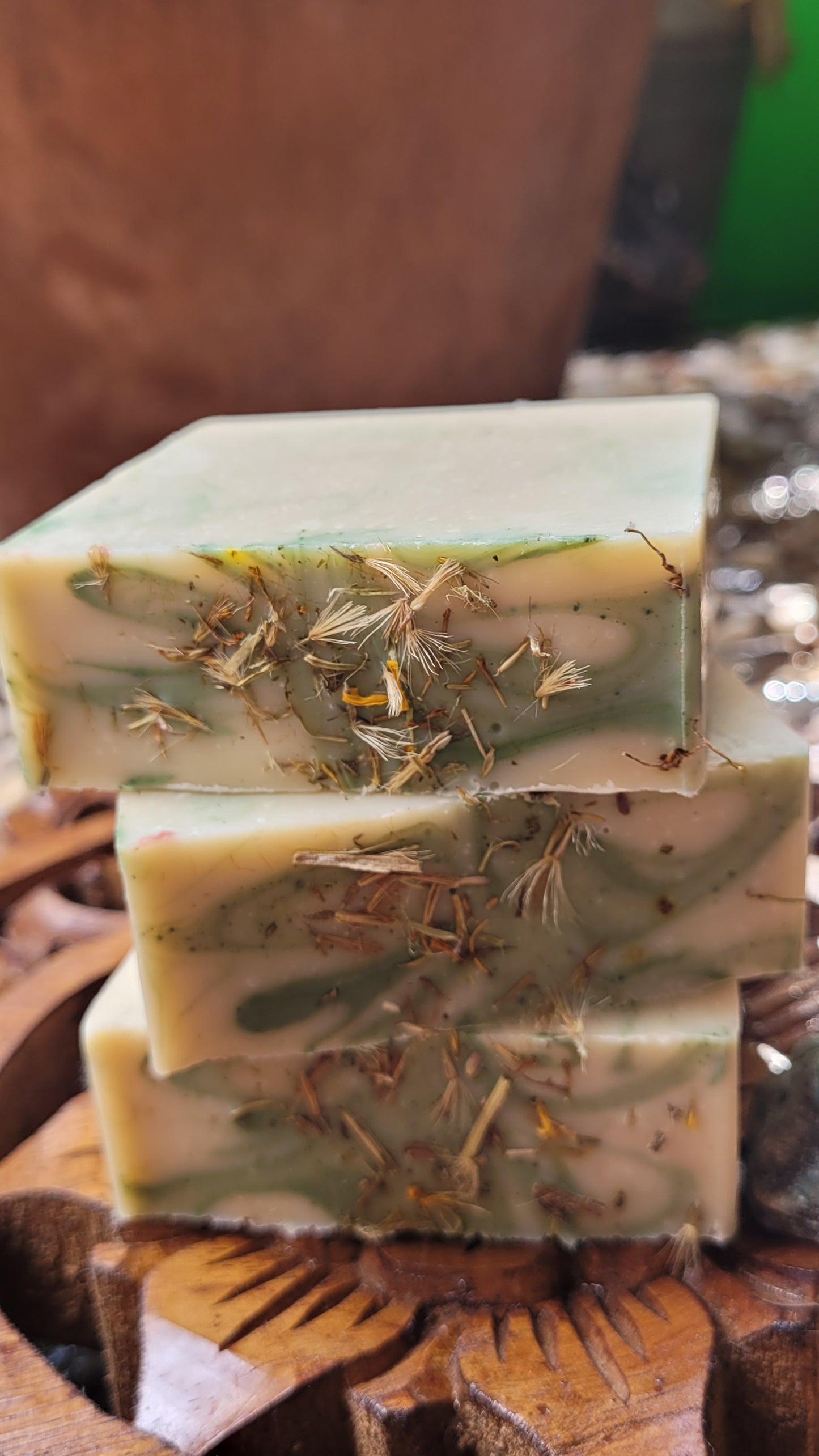Our Arnica & Rosemary Natural Vegan Soap is designed to soothe and refresh your skin. Infused with arnica, rosemary, and neem oil, it helps calm irritation, reduce redness, and hydrate the skin.
